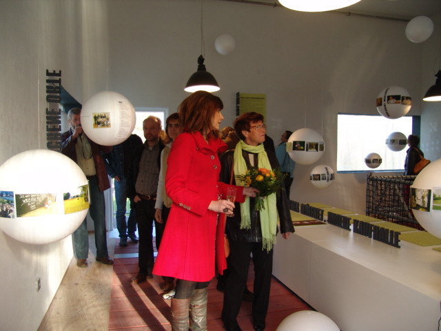 Dorit Baumeister bei der Ausstellungseröffnung des „Brückenschlag“-Projekts. Foto: Dorit Baumeister